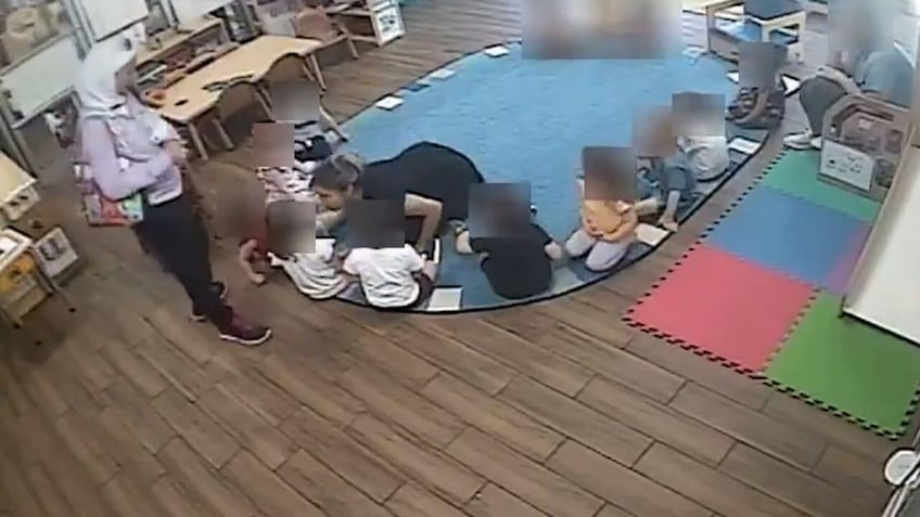 2 kleuterleidsters uit georgia gearresteerd nadat ze op camera betrapt zouden zijn op misbruik van kinderen