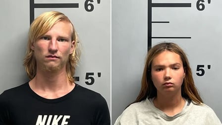 Pareja de Arkansas supuestamente intentó vender cerveza para bebés porK 1K porque cuidar a bebés y 3 perros 'no funcionaba'