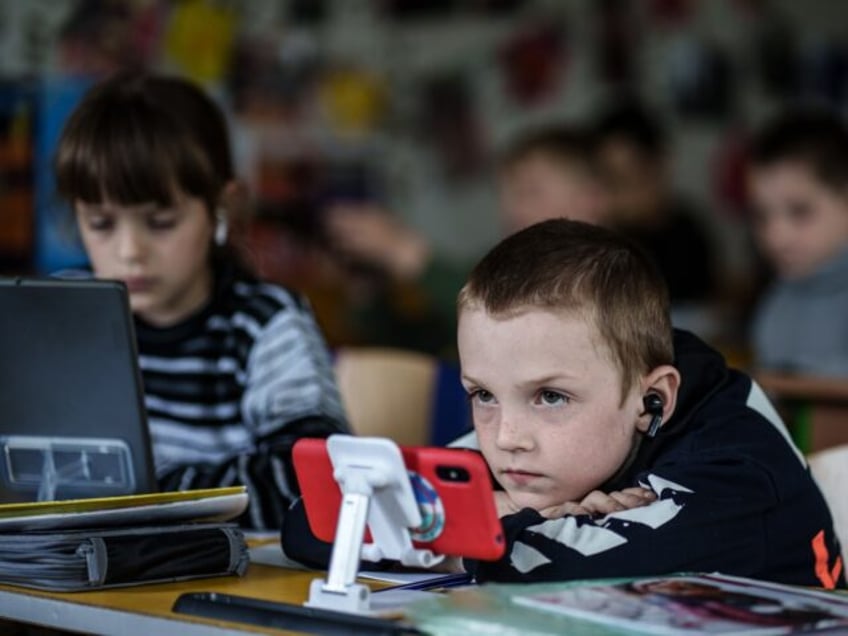 En el pueblo de Drobysheve, área de Lyman en la región de Donetsk, niños reunidos en la comunidad