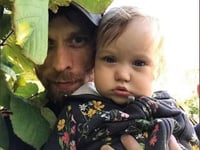 daniel auster detenido el hijo del novelista paul auster por la muerte de su hija de 10 meses por sobredosis
