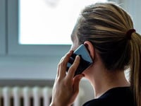 de telefoontjes en smsjes van de child abuse hotline stegen tijdens de pandemie