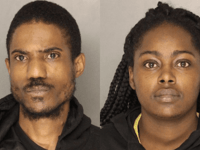 echtpaar gearresteerd voor vermeend gruwelijk kindermisbruik nadat kinderen geboeid in auto werden aangetroffen