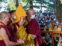 el dalai lama pide disculpas por un video en el que aparece besando a un nino