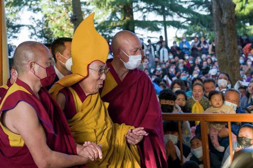 el dalai lama pide disculpas por un video en el que aparece besando a un nino