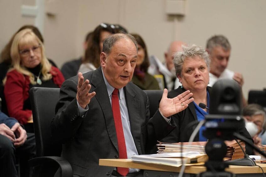el gobernador de massachusetts busca indultos en el caso de abusos sexuales de los anos 80