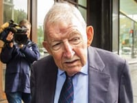 el multimillonario de sidney ron brierley caido en desgracia es encarcelado por material de abuso de menores