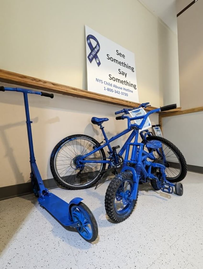 el proyecto bici azul de fort drum conciencia sobre el mes de la prevencion del abuso infantil