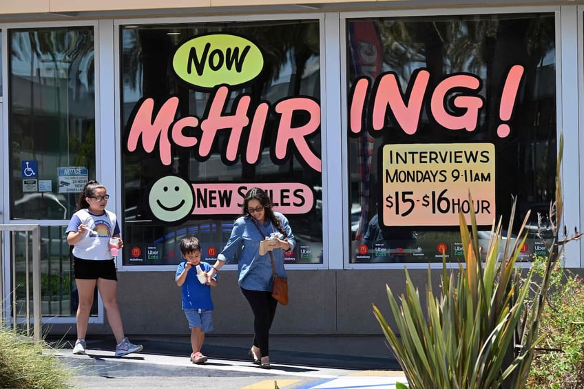 encuentran a ninos de 10 anos trabajando en mcdonalds hasta las 2 de la madrugada