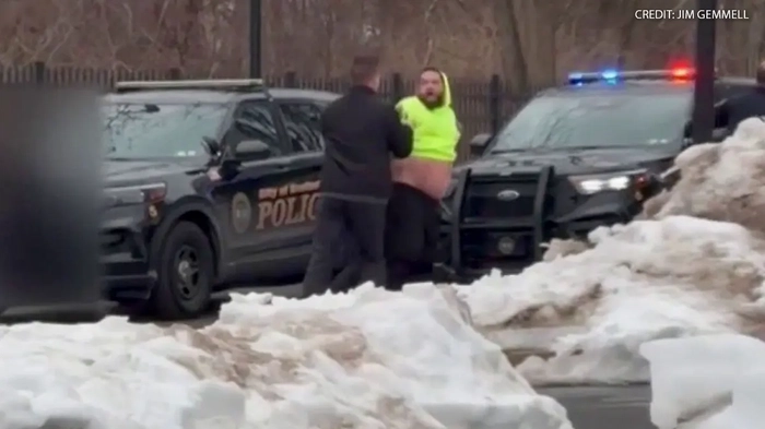 Мужчина из Пенсильвании обвиняется в нанесении ножевых ранений 3-месячному ребенку после слов о "жертвоприношении Задержан отец, который предположительно зарезал своего сына.