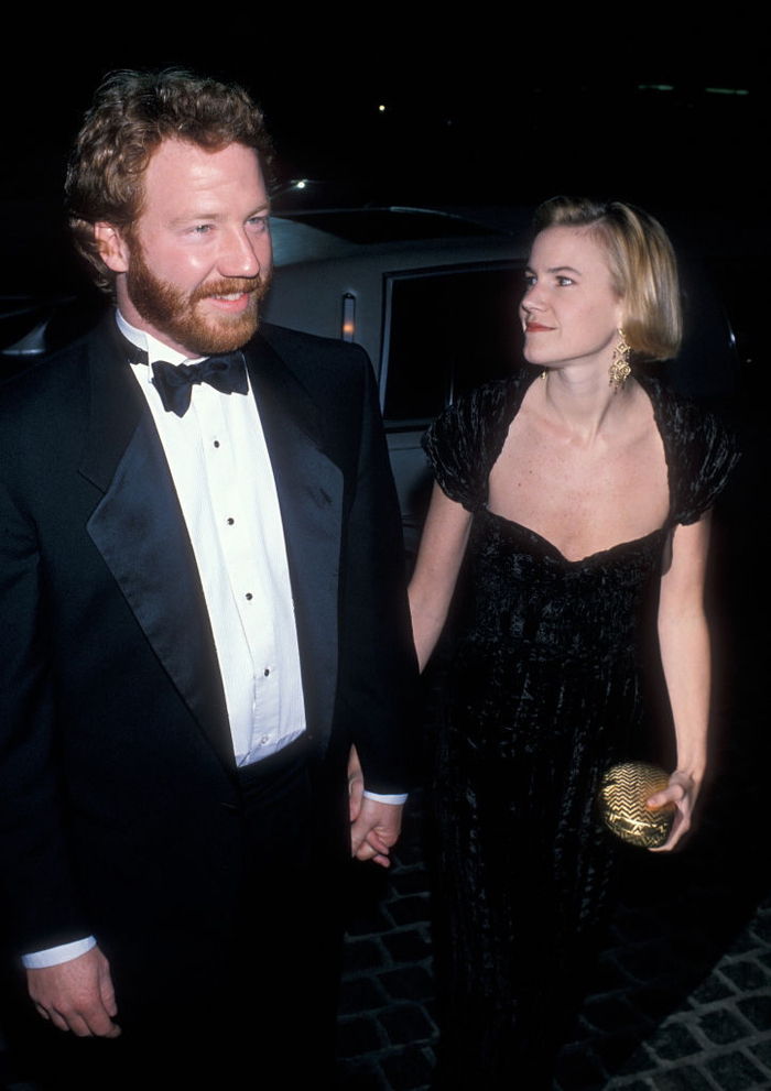 Актер Тимоти Басфилд (Timothy Busfield) отказался от услуг своего агентства по поиску талантов и столкнулся с новыми обвинениями в сексуальном насилии со стороны 16-летней девочки