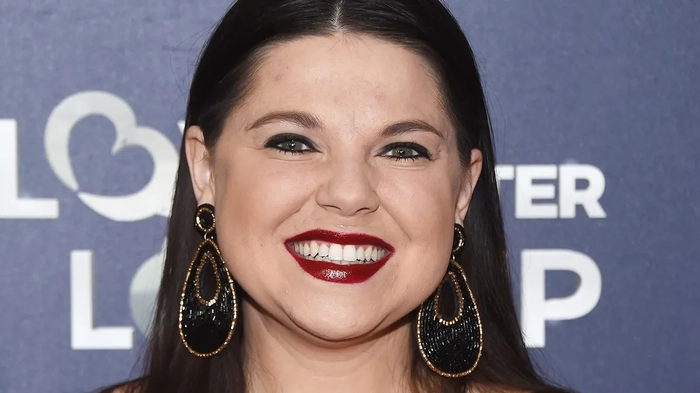 Эми Даггар улыбается