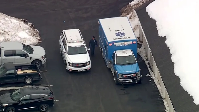 Мужчина из Пенсильвании обвиняется в нанесении ножевых ранений 3-месячному ребенку после слов о "жертвоприношении Машина скорой помощи припарковалась рядом с местом, где был зарезан ребенок.