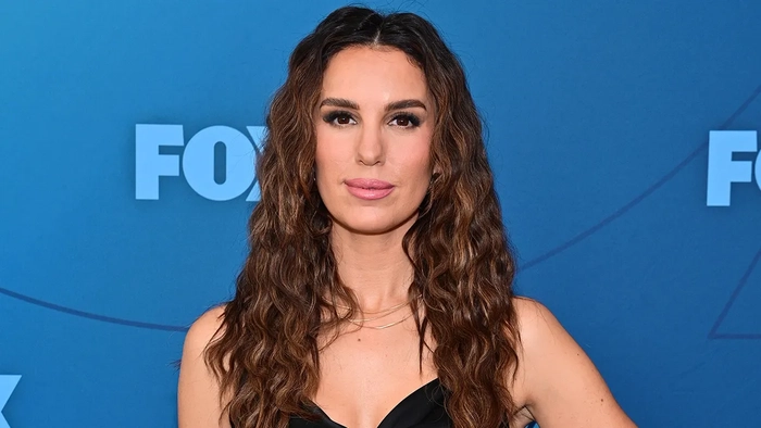 Christy Carlson Romano, exdirectiva de Disney, critica duramente a Hollywood por su falta de apoyo a las estrellas infantiles tras la muerte de Hayden Panettiere Christy Carlson Romano posando en el evento «FOX Winter Press Day 2024», celebrado en los estudios de la FOX en Los Ángeles.