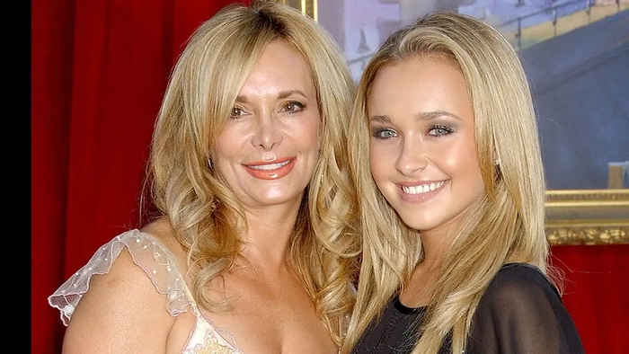 Hayden Panettiere y las estrellas infantiles cuyas relaciones con sus madres-agentes se complicaron Hayden Panettiere y su madre aparecen juntas.