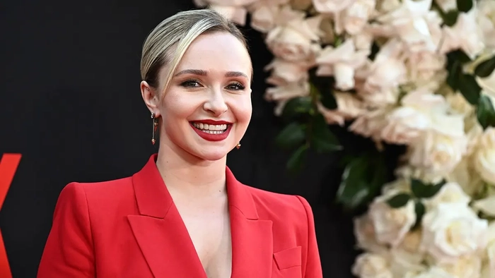 Christy Carlson Romano, exdirectiva de Disney, critica duramente a Hollywood por su falta de apoyo a las estrellas infantiles tras la muerte de Hayden Panettiere Hayden Panettiere llega a un estreno en el TCL Chinese Theatre.