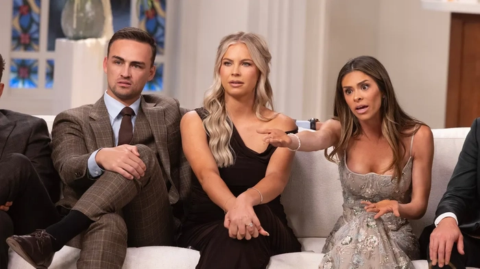 Джейкоб Нили, Мэйси Нили и Тейлор Фрэнки Пол сидят вместе на съемочной площадке.