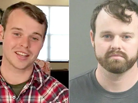 Джозеф Даггар обыскивается с прижатыми к стене руками на видео после ареста за растление детей