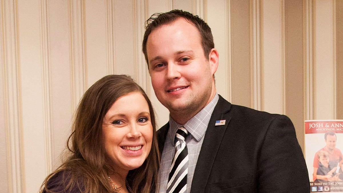 Josh Duggar Anna Duggar posing together