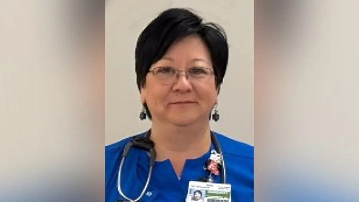 Un hombre de Florida está acusado de matar a una enfermera, madre de un niño, que le había ayudado a pesar de sus repetidas detenciones por amenazarla: según el sheriff Margaret Chu Dufour posa para una foto con su uniforme de enfermería.