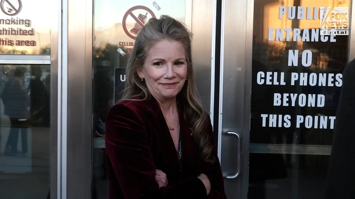 Melissa Gilbert reacciona en el exterior de un juzgado tras una comparecencia judicial.