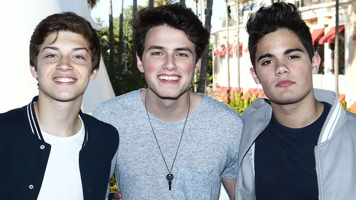 Los músicos Ricky Garcia, Emery Kelly y Liam Attridge de Forever in Your Mind posando en un evento.