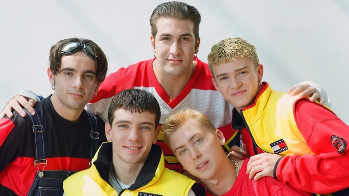Los miembros del grupo NSYNC JC Chasez, Joey Fatone, Chris Kirkpatrick, Lance Bass y Justin Timberlake posando en un estudio.