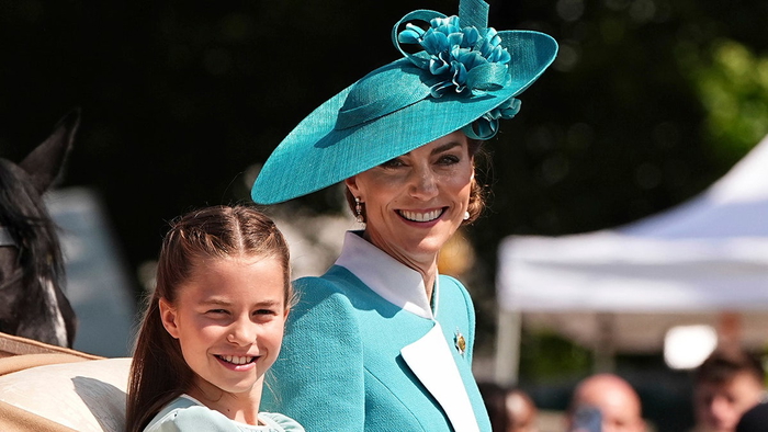 La princesa Charlotte y Kate Middleton en Trooping the Colour