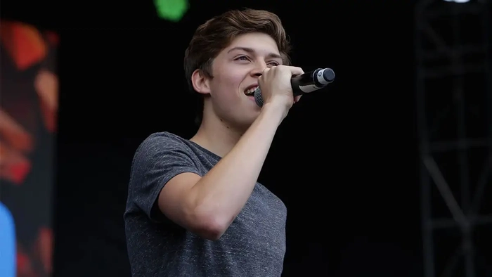 Ricky Garcia cantando en el escenario del DigiFest NYC 2015 en el Citi Field