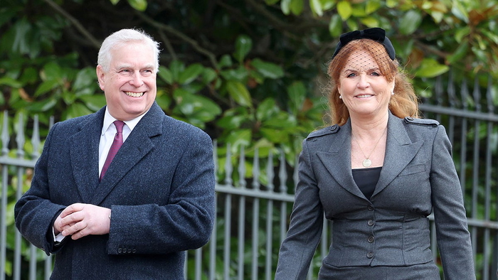 Sarah Ferguson sonríe junto a su exmarido, el príncipe Andrés