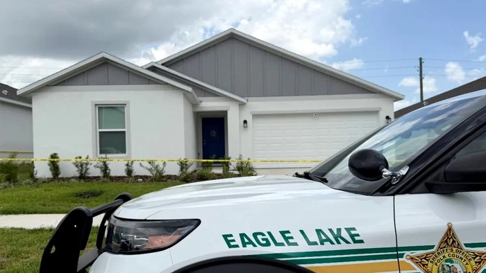 Un hombre de Florida está acusado de matar a una enfermera, madre de un niño, que le había ayudado a pesar de sus repetidas detenciones por amenazarla: según el sheriff Se muestra el exterior de una casa con un coche de la policía del condado aparcado delante.