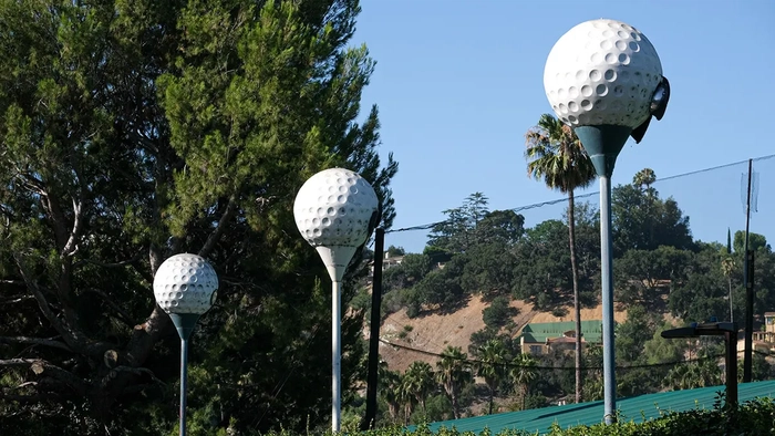 Сын голливудского режиссера обвиняется в многолетнем сексуальном и расовом насилии над товарищем по команде водного поло в престижной подготовительной школе Теннисный клуб Weddington Golf & Tennis будет закрыт навсегда через несколько месяцев после того, как руководство Harvard-Westlake объявило о покупке школы у семьи Веддингтон, 2 августа 2019 г.