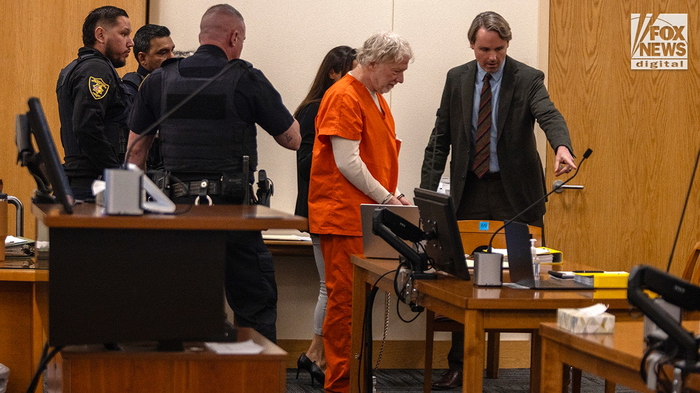 Timothy Busfield comparece en una sala del tribunal durante una audiencia de prisión preventiva en Albuquerque, Nuevo México