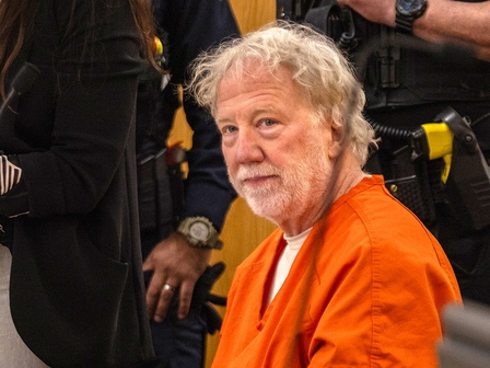 La defensa de Timothy Busfield culpa a unos "padres escénicos" con antecedentes de fraude de los cargos de abuso sexual a menores