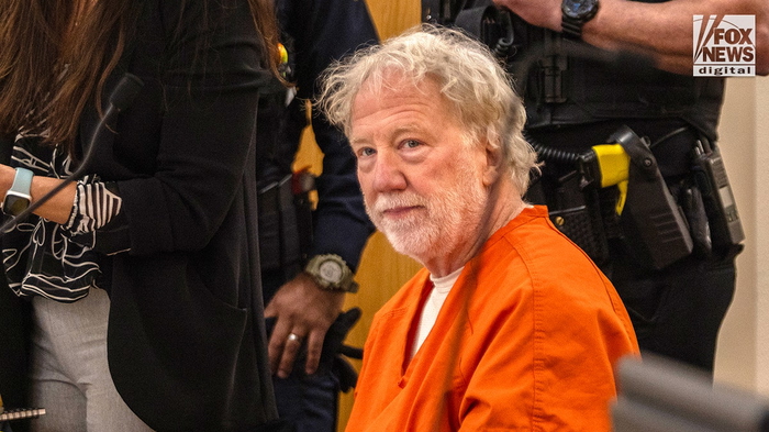 La defensa de Timothy Busfield culpa a unos "padres escénicos" con antecedentes de fraude de los cargos de abuso sexual a menores Timothy Busfield comparece en una sala del tribunal durante una audiencia de prisión preventiva en Albuquerque, Nuevo México