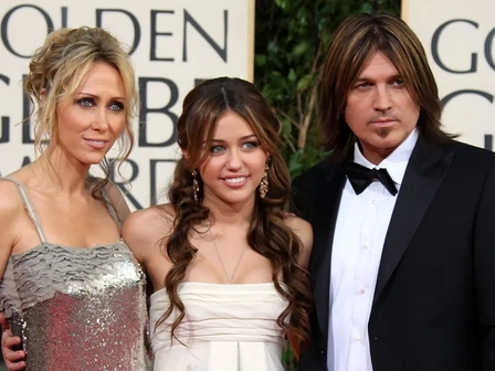 Miley Cyrus dice que esquivó el lado oscuro de Hollywood que destruyó a otras estrellas infantiles