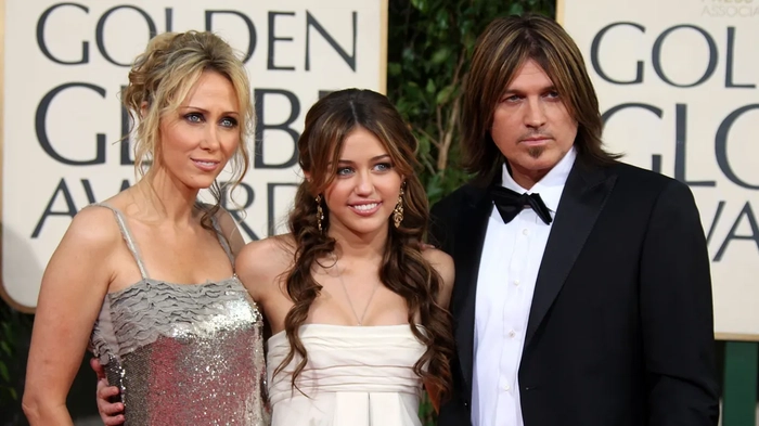 Майли Сайрус говорит, что ей удалось избежать темной стороны Голливуда, которая погубила других детей-звезд Тиш Сайрус, Майли Сайрус и Билли Рэй Сайрус прибывают на 66-ю ежегодную церемонию вручения премии "Золотой глобус".