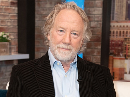 Timothy Busfield geeft zichzelf aan bij de politie, belooft beschuldigingen van seksueel misbruik van kinderen aan te vechten