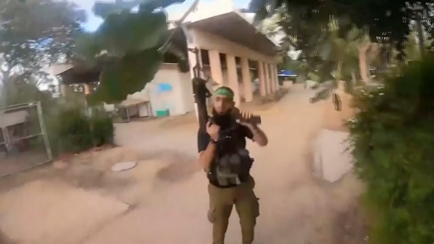Террористы ХАМАС на территории Израиля во время нападения