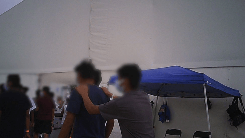 hartverscheurende omstandigheden in het kamp voor migrantenkinderen in de vs