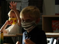 het maskeren van schoolkinderen is misbruik