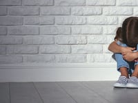imagenes de abuso infantil con huellas digitales para evitar que se compartan en linea
