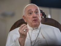 katholieke waakhond noemt bisschoppen die betrokken zijn bij seksueel misbruik en dringt er bij paus franciscus op aan om op te treden