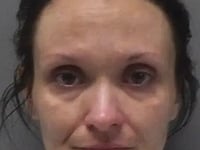 klacht kindermishandeling brengt vrouw in de cel beschuldigt het jonge slachtoffer van slapen met haar echtgenoot