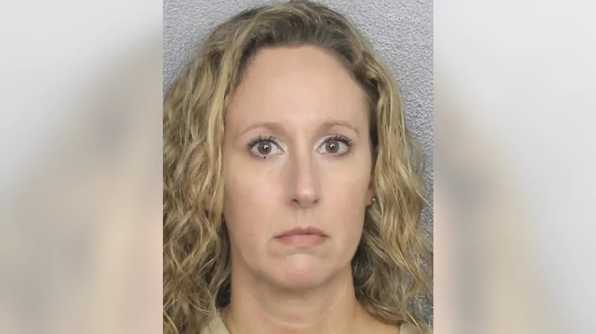 la directora de una escuela preparatoria de florida presuntamente abuso sexualmente de un alumno que la consideraba una figura materna informe