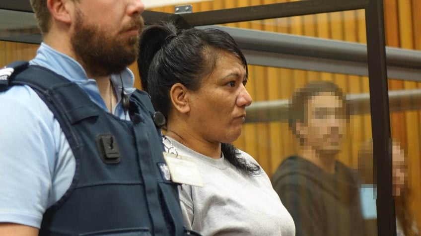 la mujer de taranaki encarcelada por abuso de menores queda en libertad condicional mientras se alarga el proceso forense