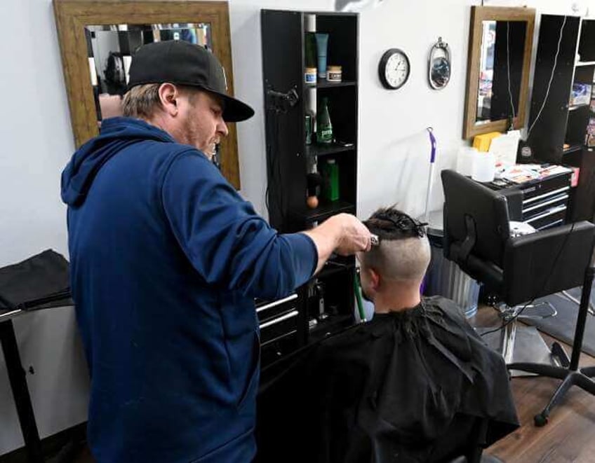 la peluqueria dona sus ingresos para ayudar a los ninos maltratados