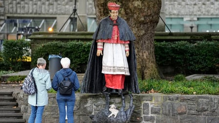 het standbeeld van de overleden duitse kardinaal wordt verwijderd vanwege beschuldigingen van seksueel misbruik