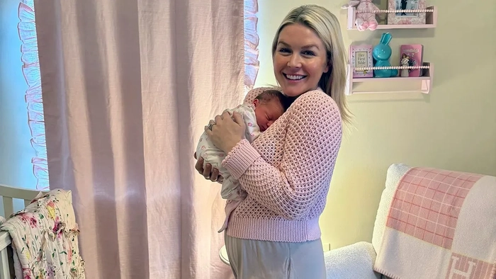 Karoline Leavitt anuncia el nacimiento de su segundo hijo, una niña Karoline Leavitt sonríe mientras acuna a su hija recién nacida, Viviana
