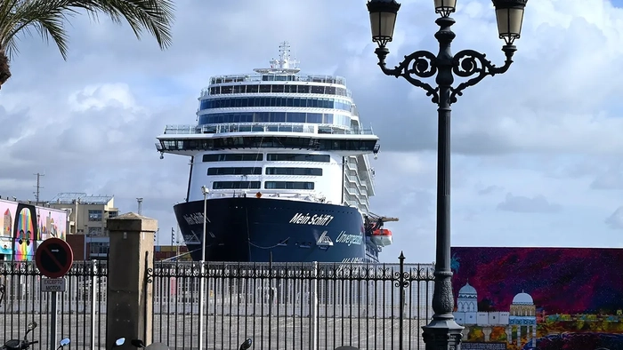 Mein Schiff 7 atracando en el puerto