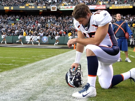 Tim Tebow insta al Congreso a luchar contra el tráfico y el abuso de menores en un emotivo alegato: "La hora más oscura de la necesidad